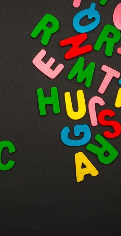 kids-reading.jpg	diverse kids reading books in kindergarten classroom